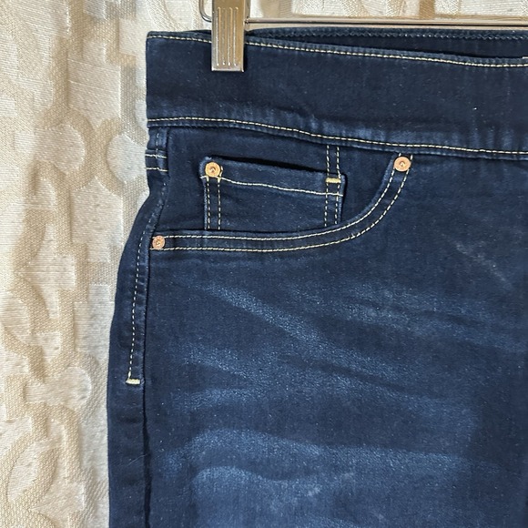Levi Strauss Signature Gold Women's Totally Shaping Pull-on Jeans 31/28 - Picture 6 of 13